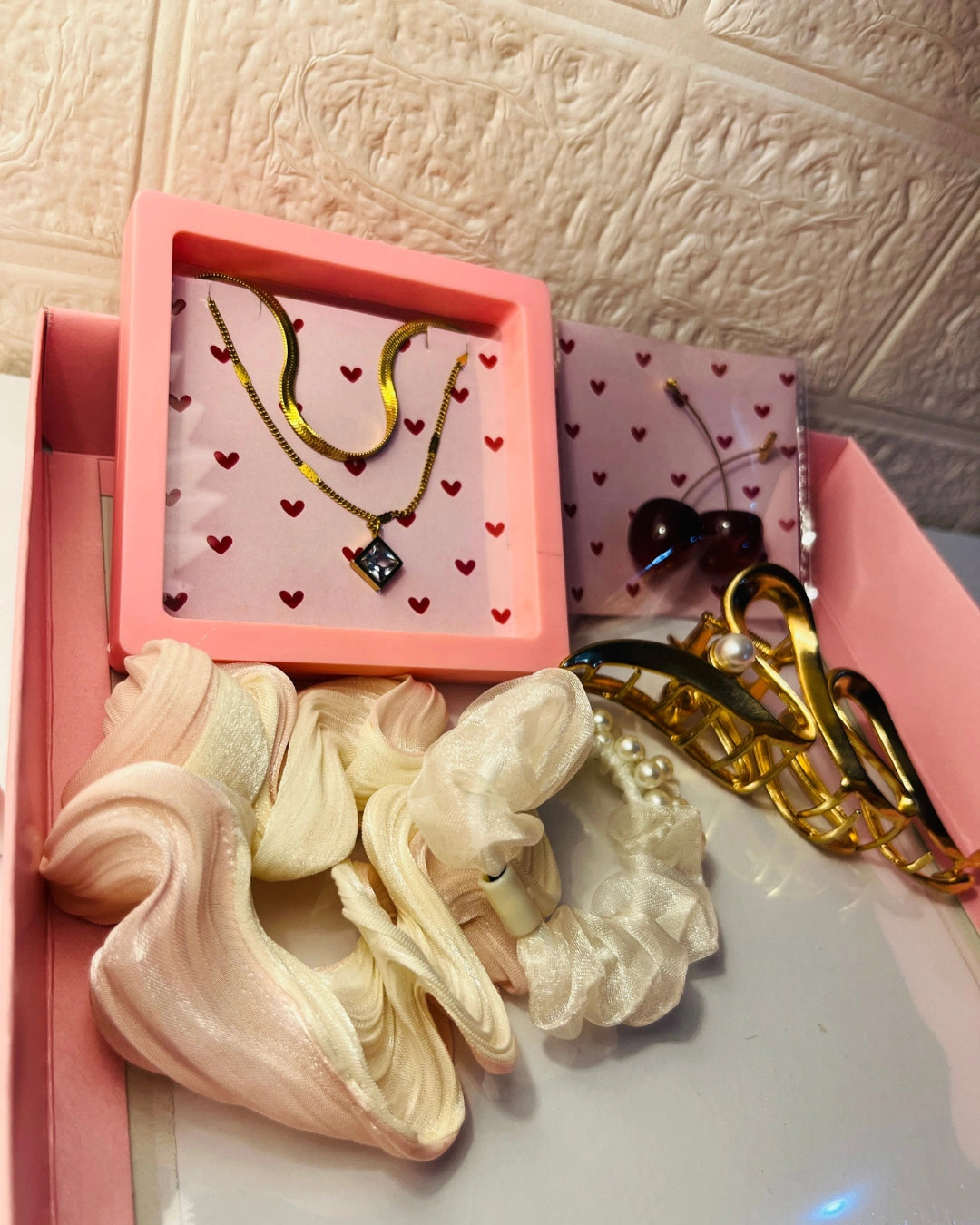 Auravya Petal & Pearl Hamper